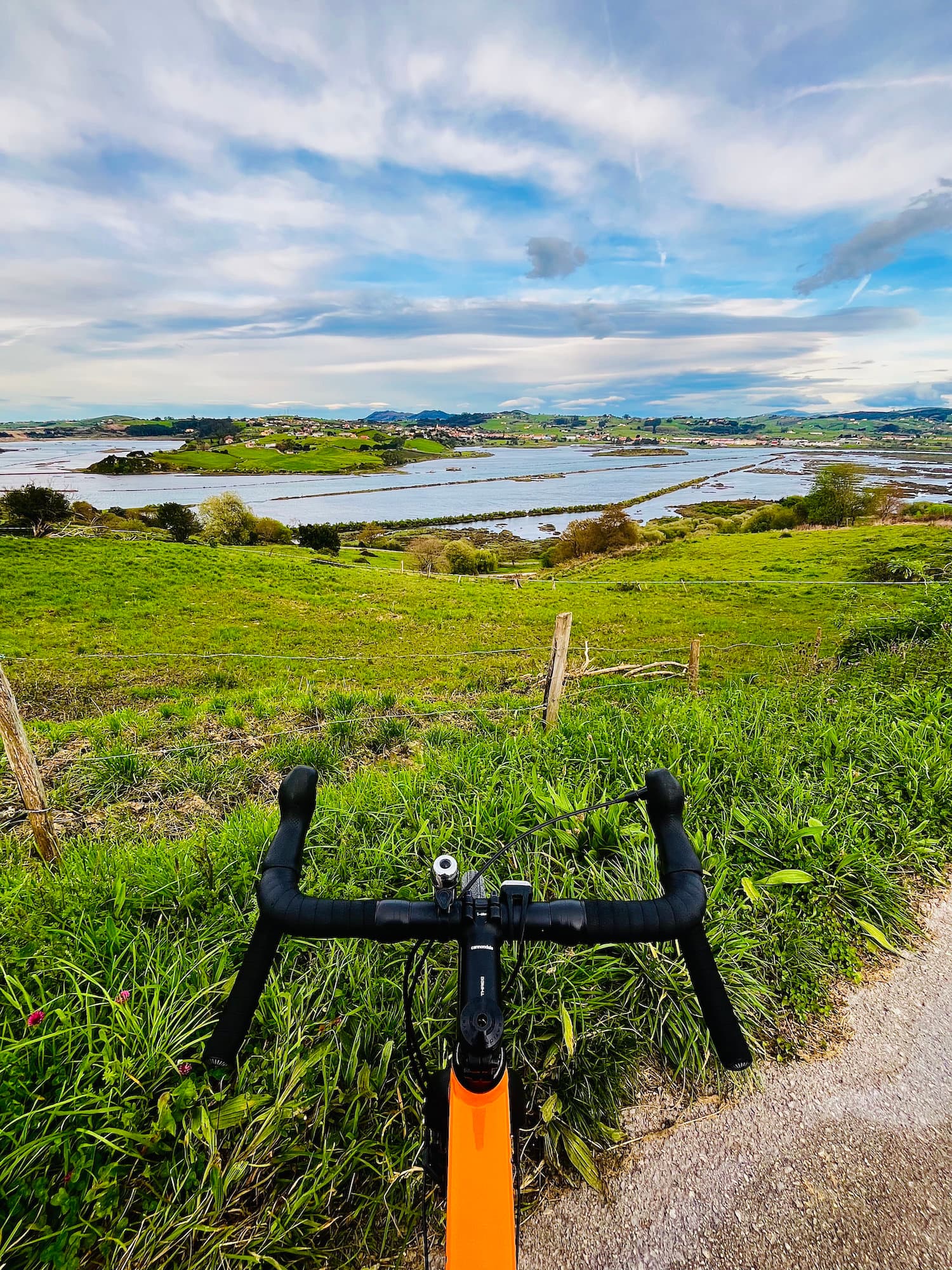 Mi bicicleta con la Ría de San Martín al fondo