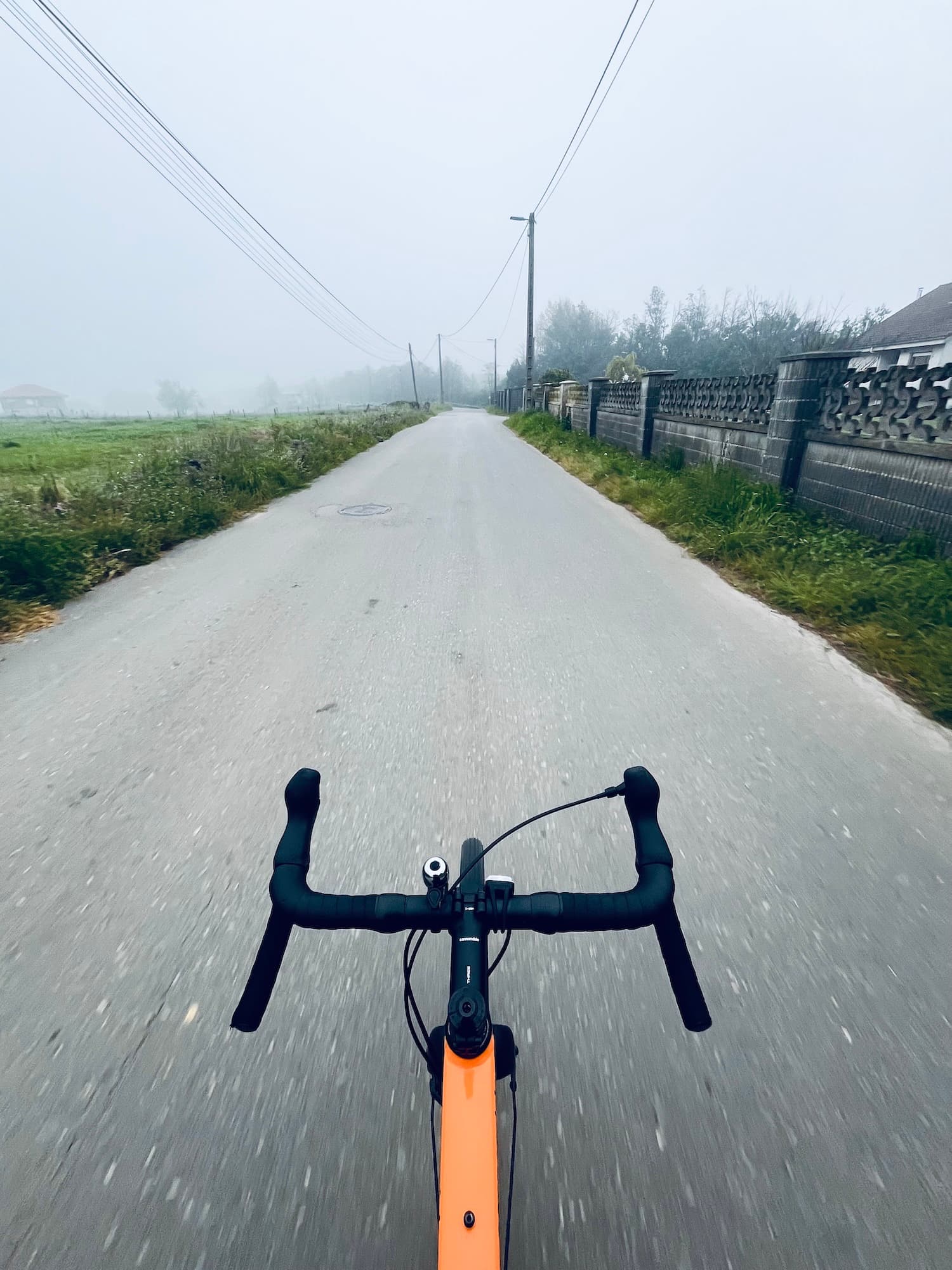 Una carretera donde se ve mi bicicleta y una niebla que nos rodea