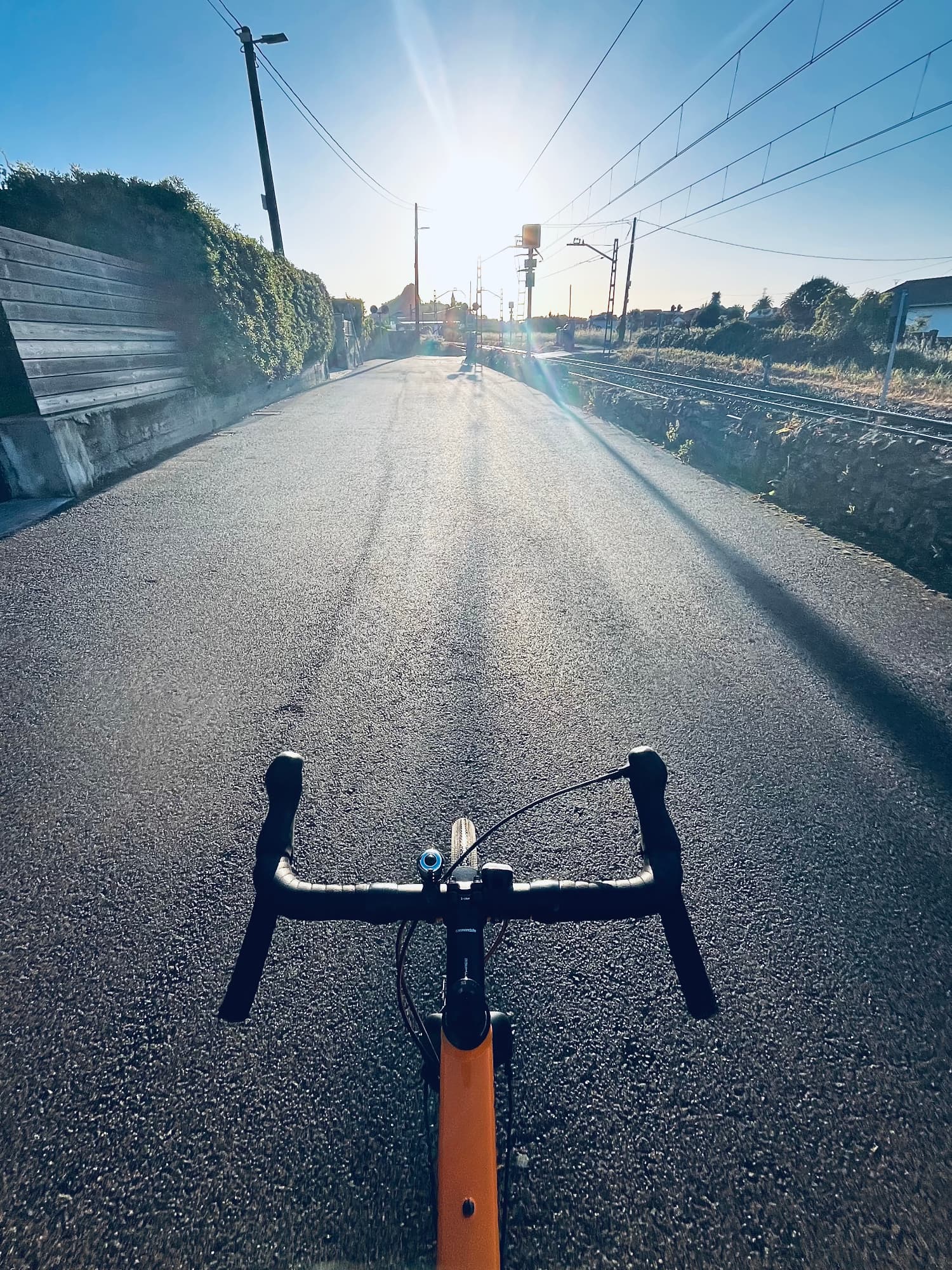 Una carretera de camino a la oficina. Hace sol.