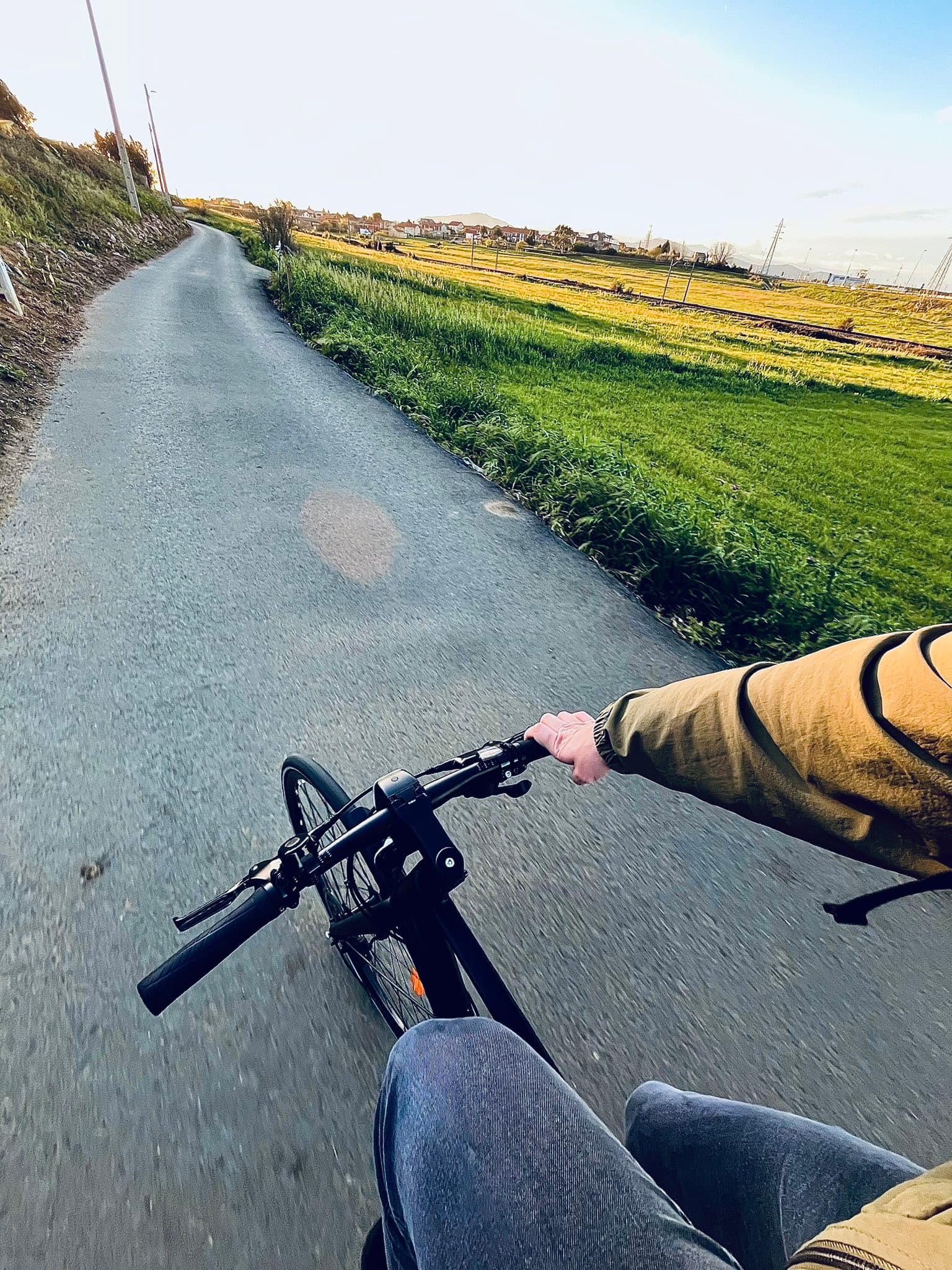 Disfrutando de un amanecer por una carretera secundaria