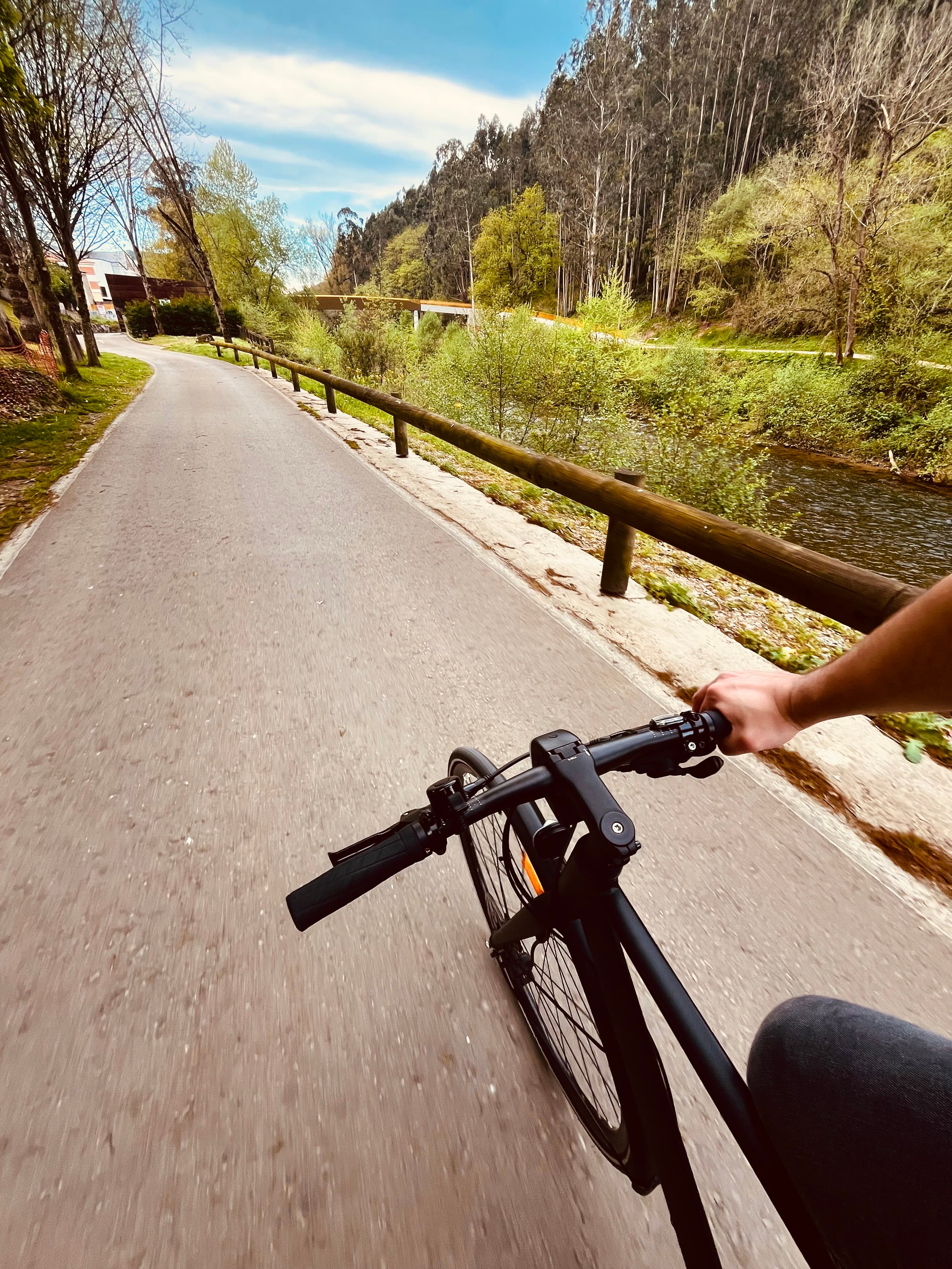 Carril bici al lado del río Besaya