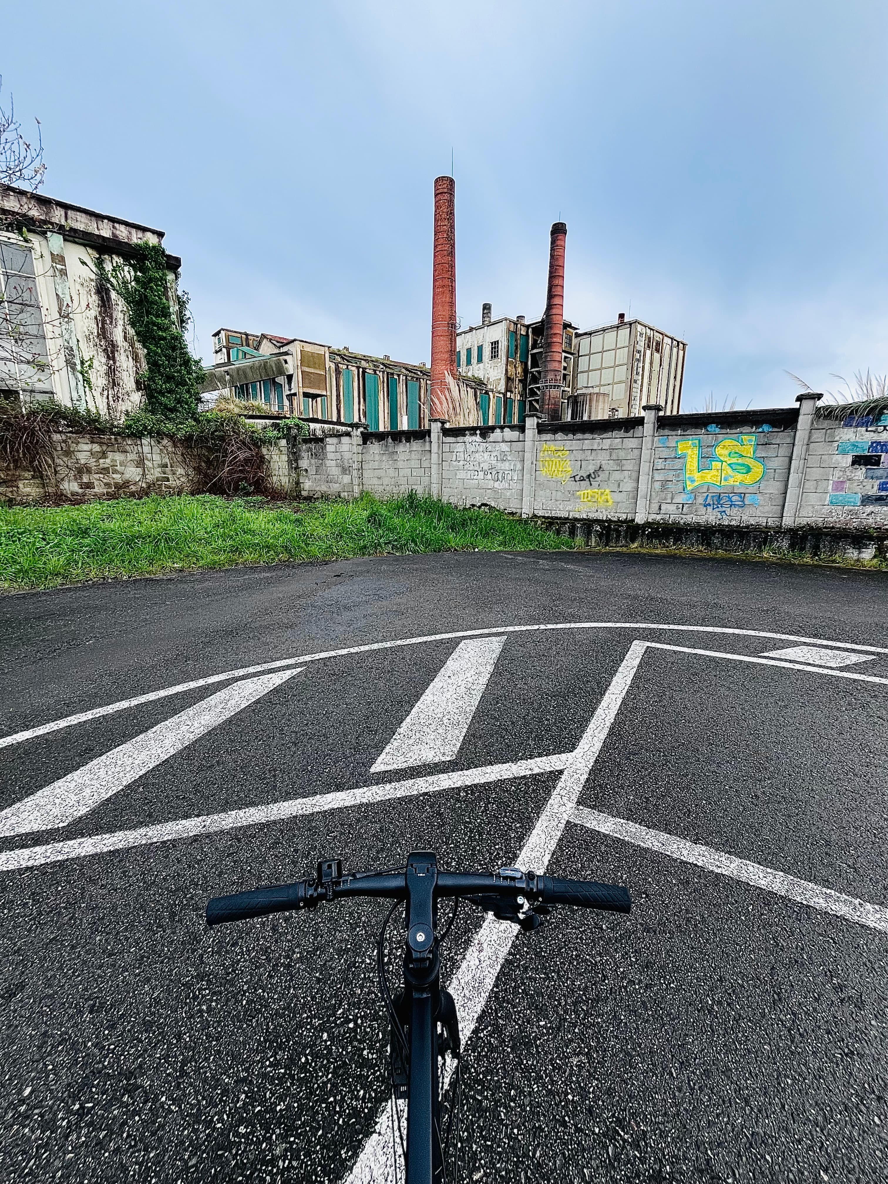 La fábrica SNIACE con mi bici en primer plano