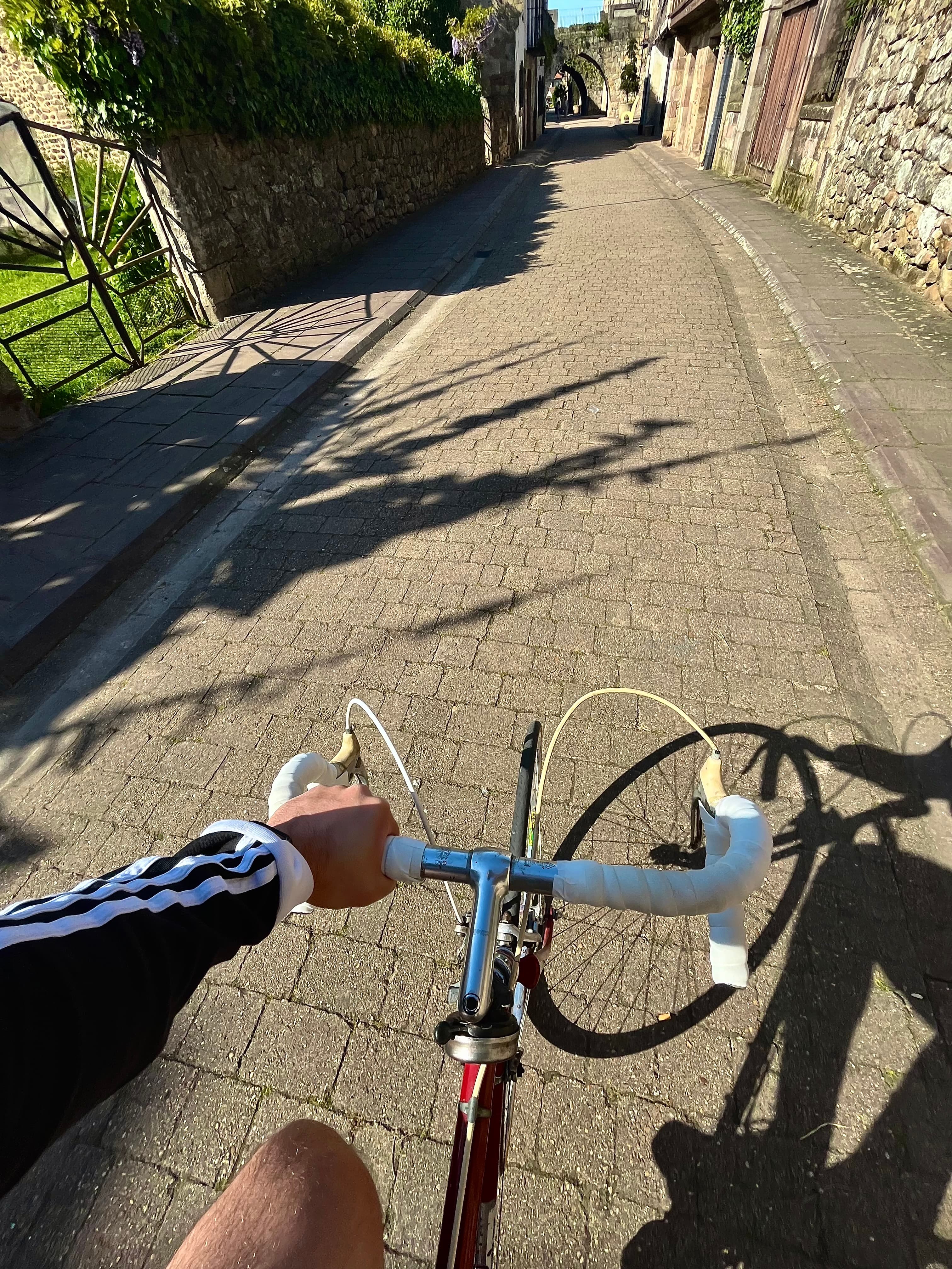 Mi bicicleta por un camino antiguo