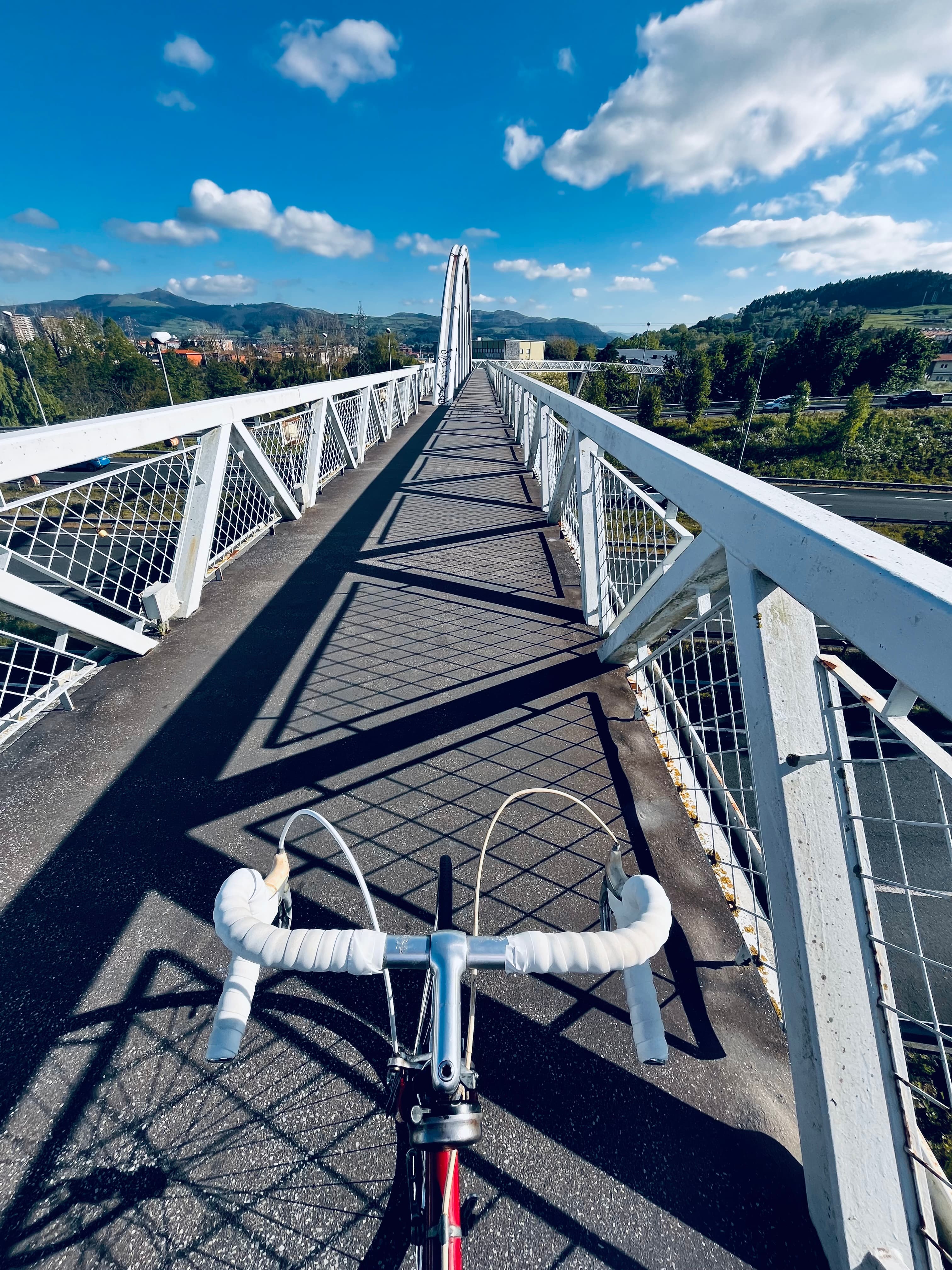 Mi bicicleta en un puente sobre el río Saja