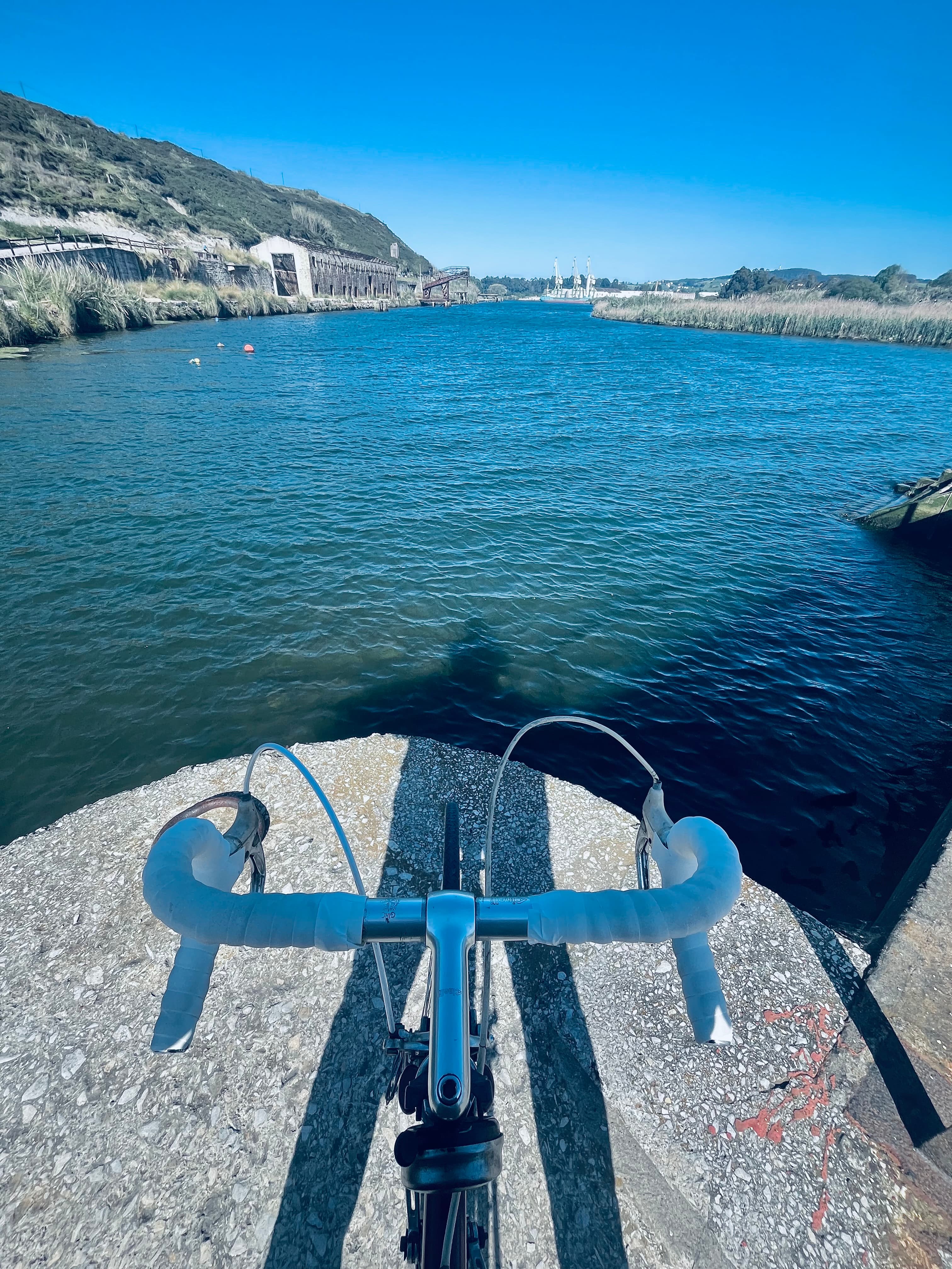 Mi bicicleta en frente al puerto de Requejada