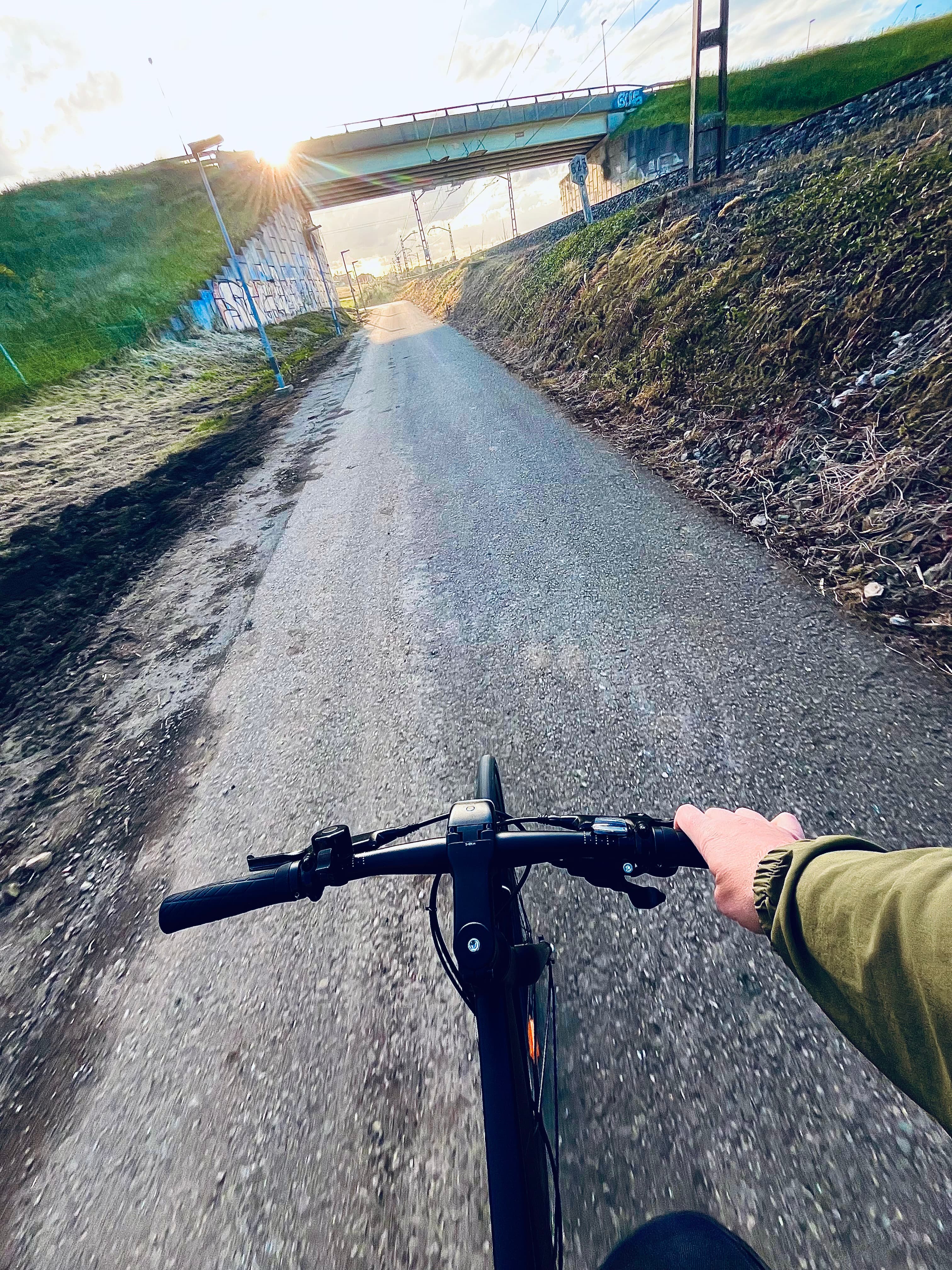 Mi bicicleta en una carretera. De fondo amanece.