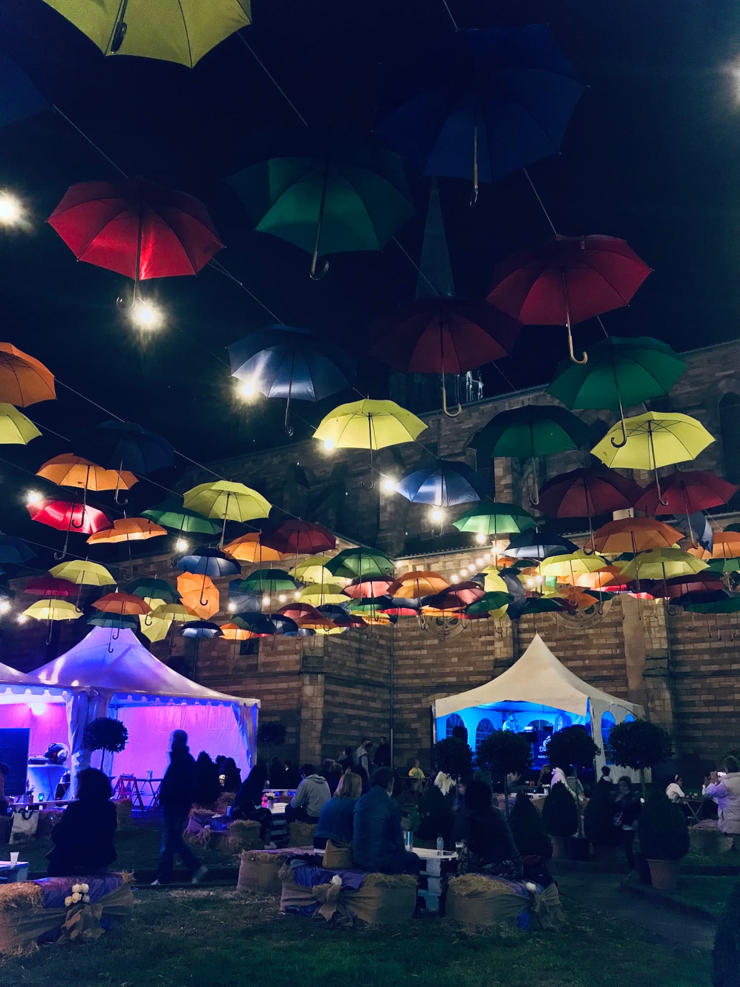 Paragüas de colores con motivo de las fiestas del barrio La Inmobiliaria