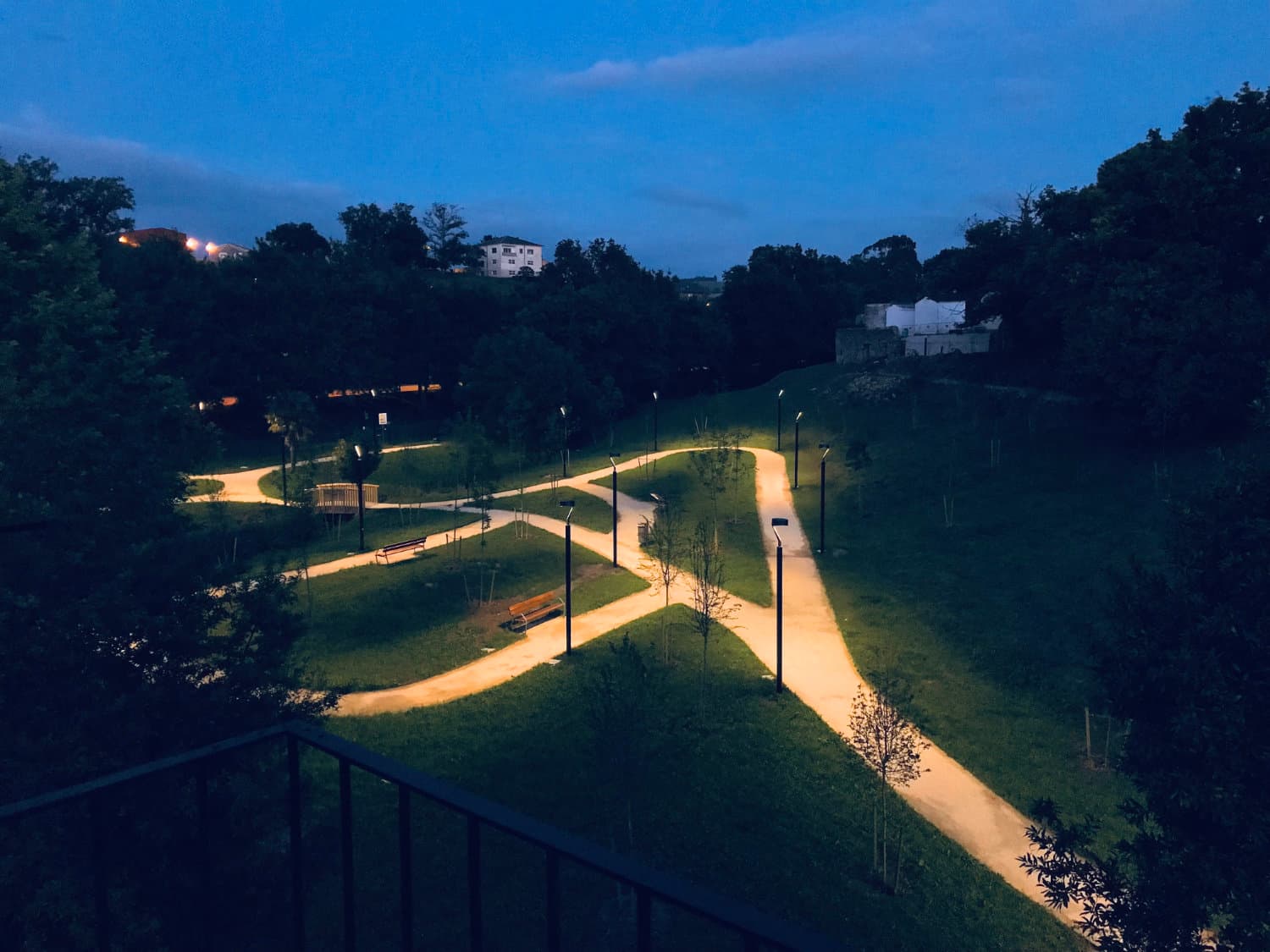 El nuevo Parque Miravalles con su nueva iluminación