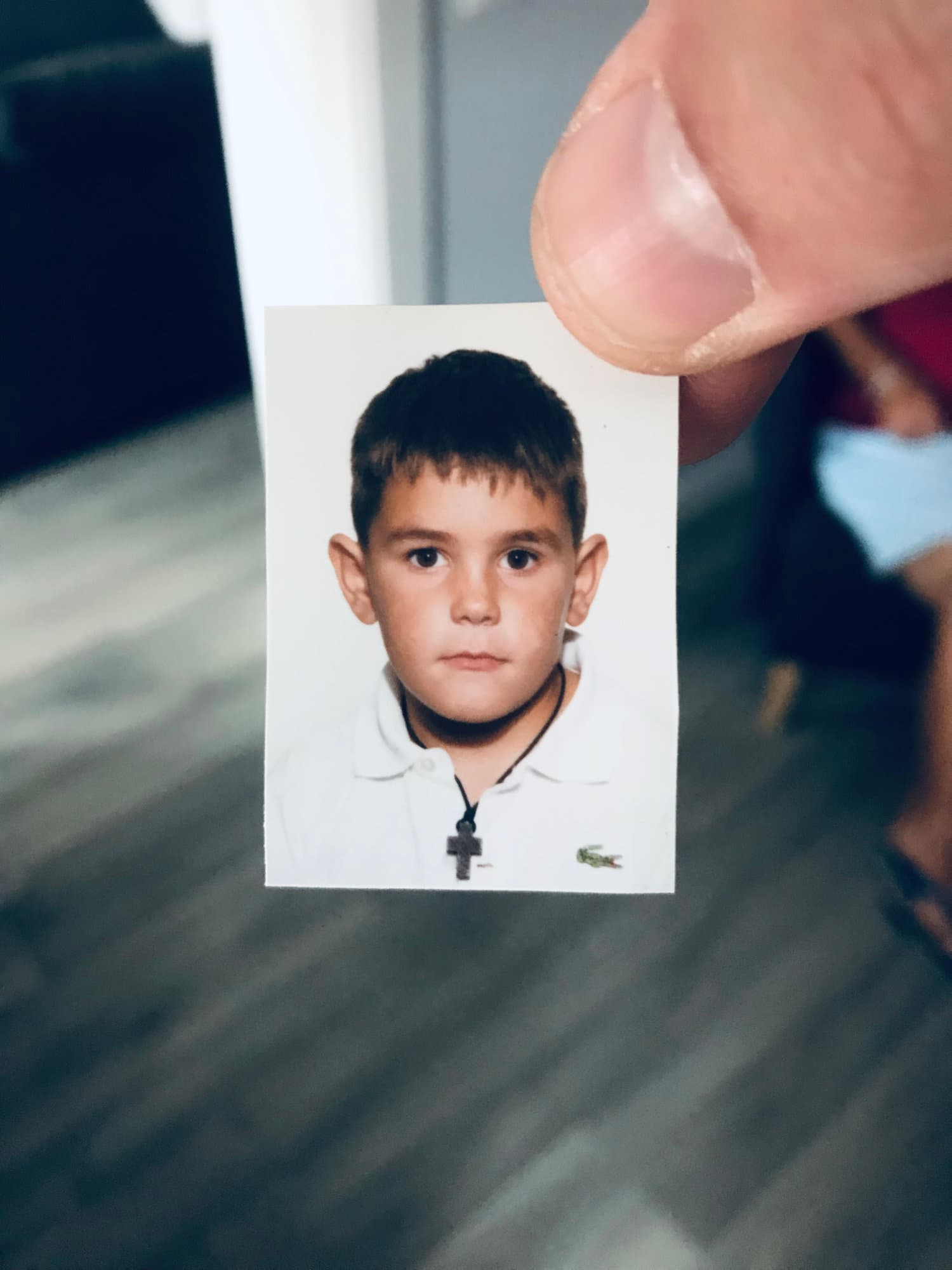 Un retrato donde llevo cruz atada al cuello y unas prominentes orejas