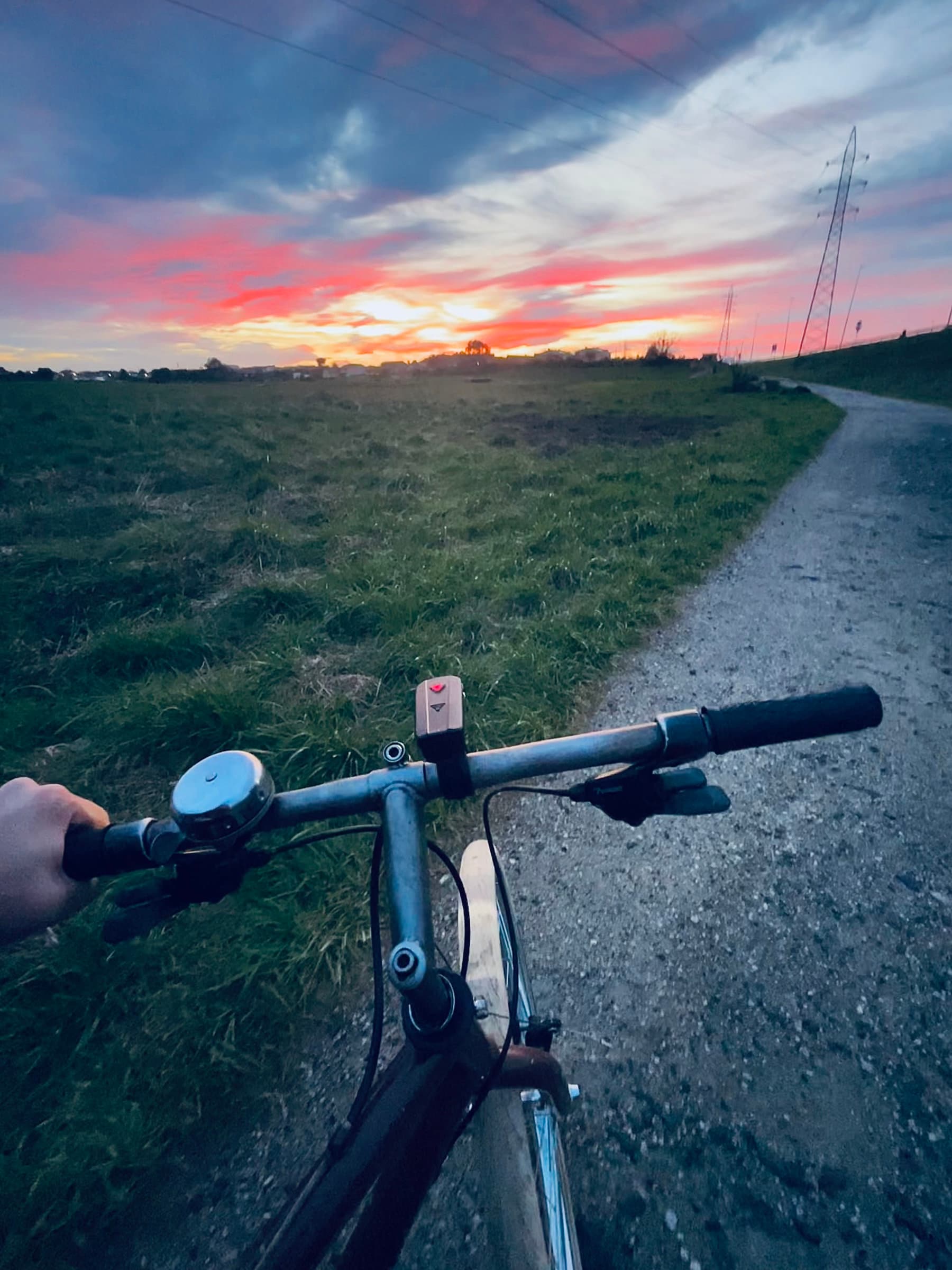 Amanecer cerca de Peñacastillo, junto a mi bicicleta