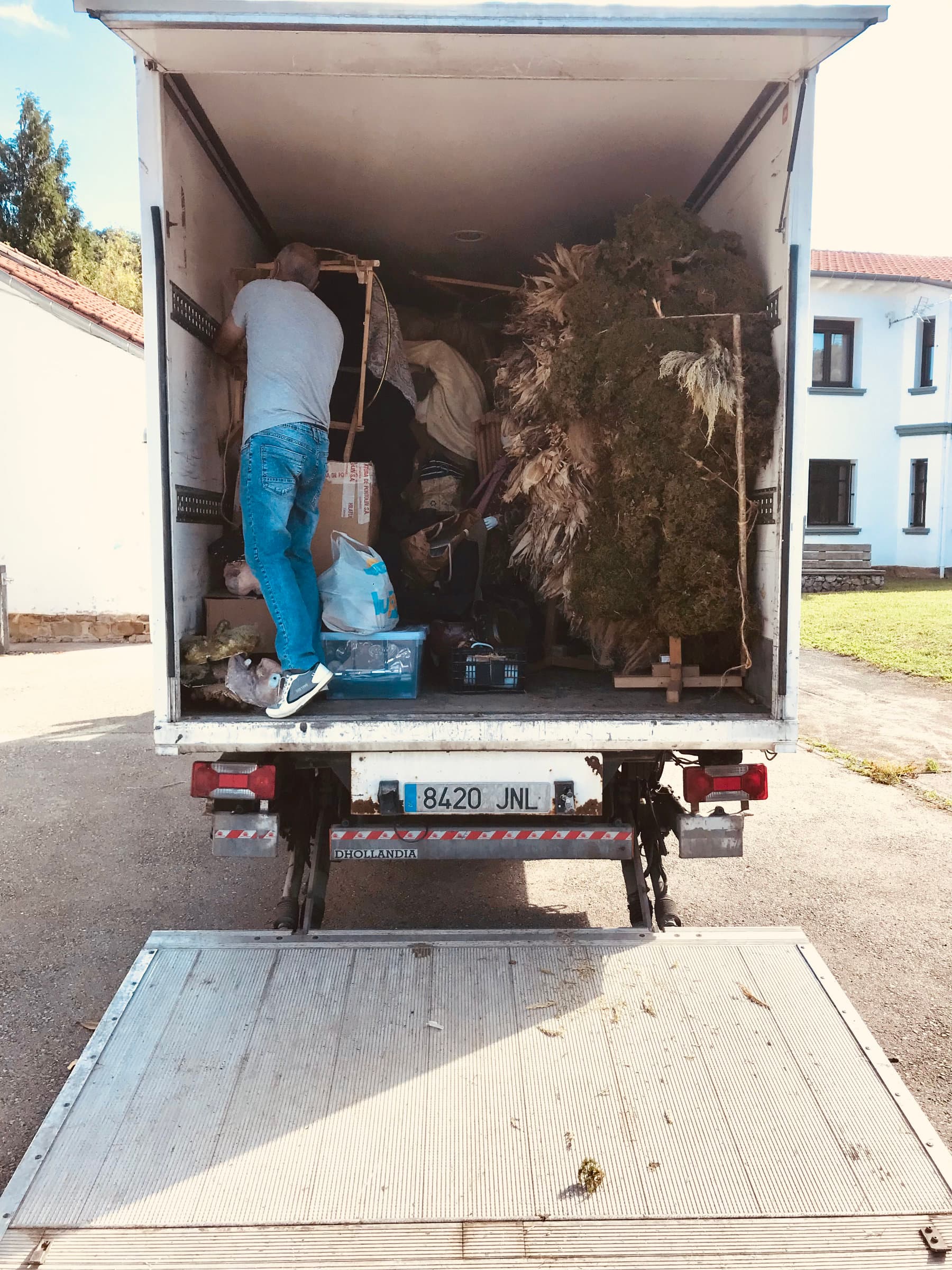 Un camión lleno de trajes de La Vijanera