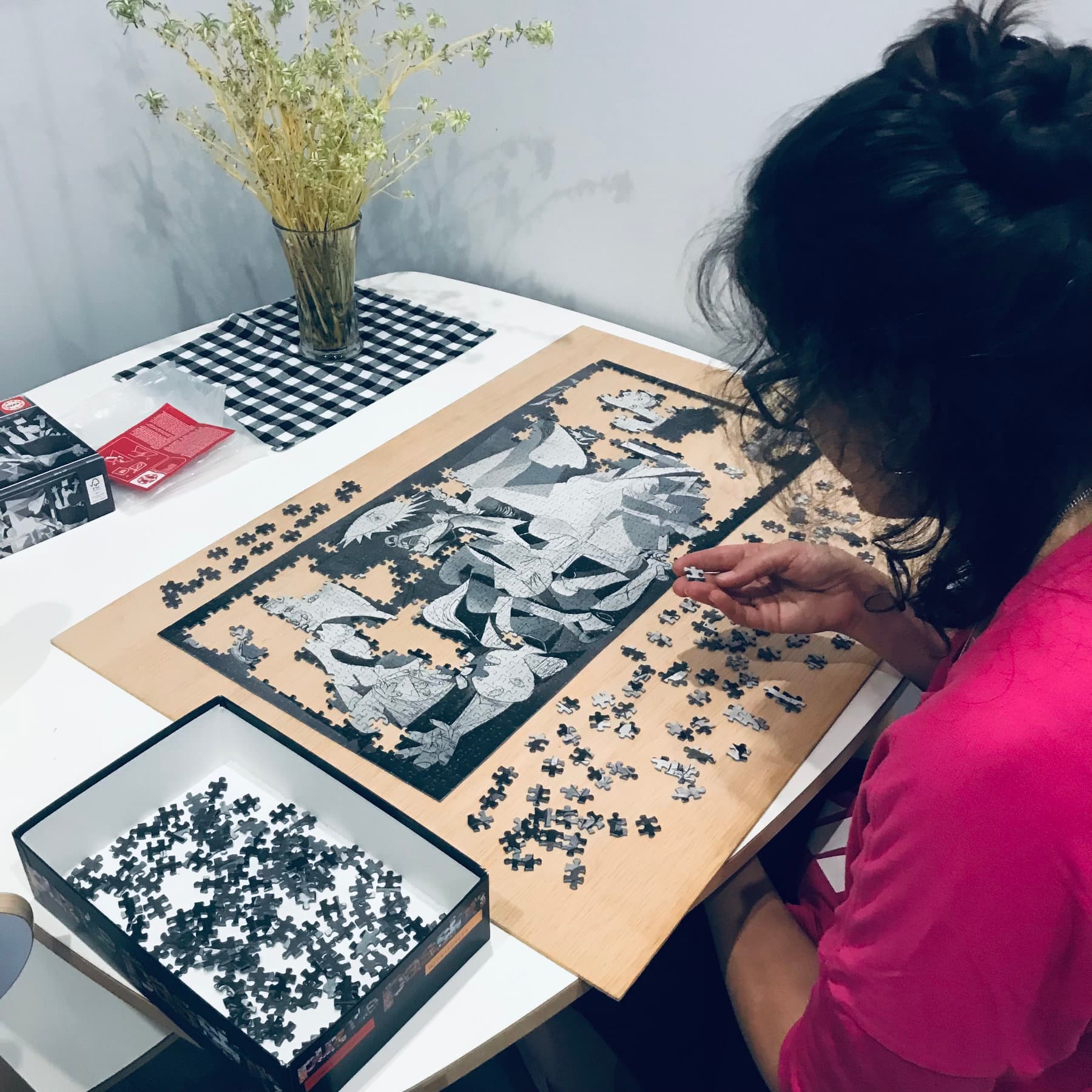 Sara, haciendo un puzzle