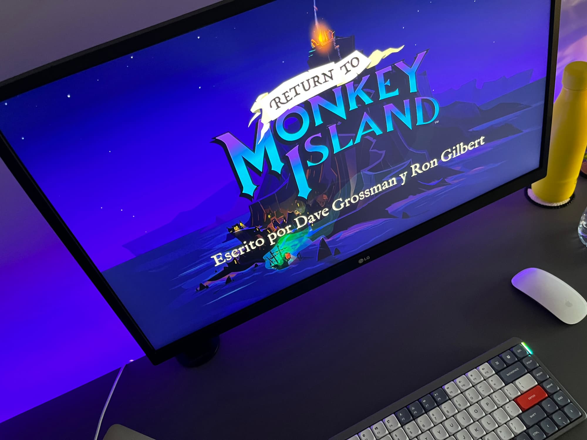 Fotografía de mi pantalla de ordenador mostrando los títulos de inicio del videojuego: Return to Monkey Island