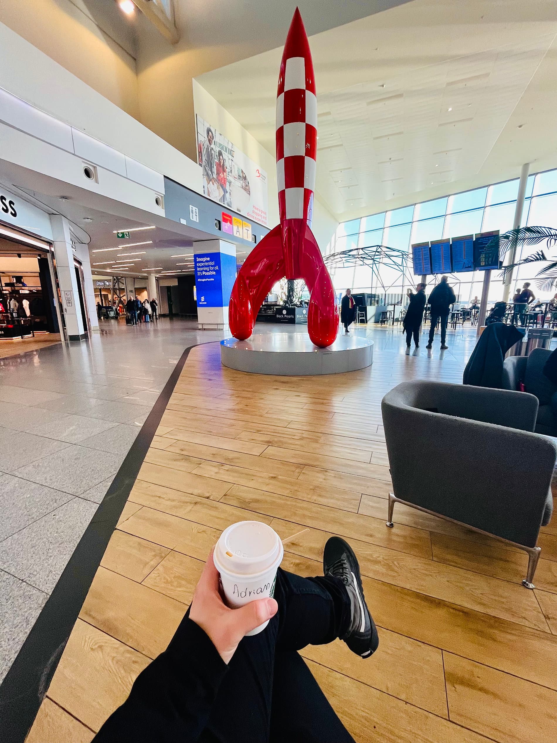 Una vista del cohete de Tintín, en el aeropuerto de Bruselas