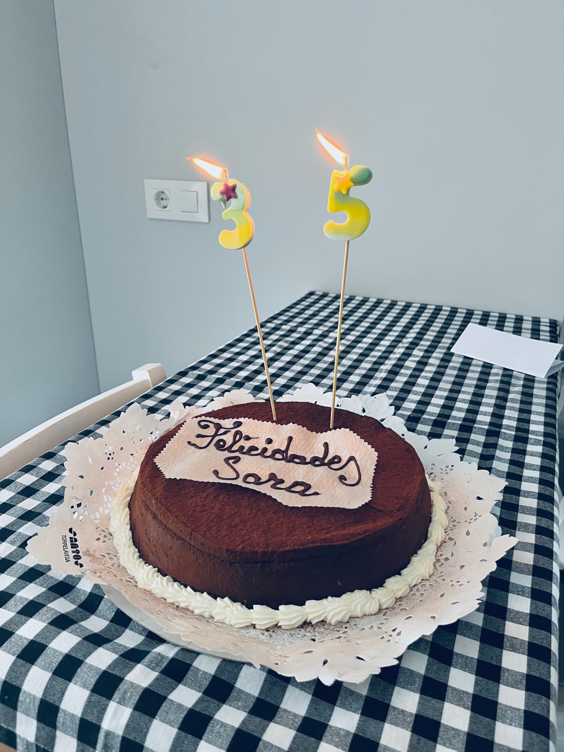 Un pastel de cumpleaños. Para hablar en la cua-cua lengua.