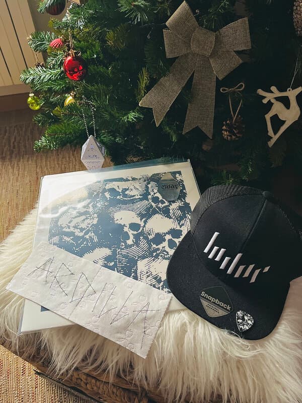 Gorra de Lodor y disco de Bifäz