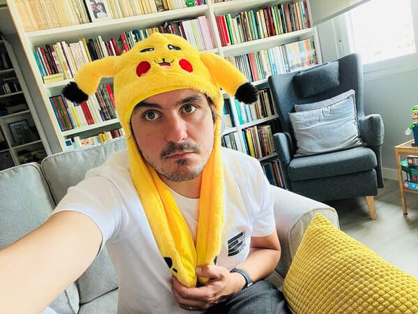 Autorretrato con un gorro de Pikachu