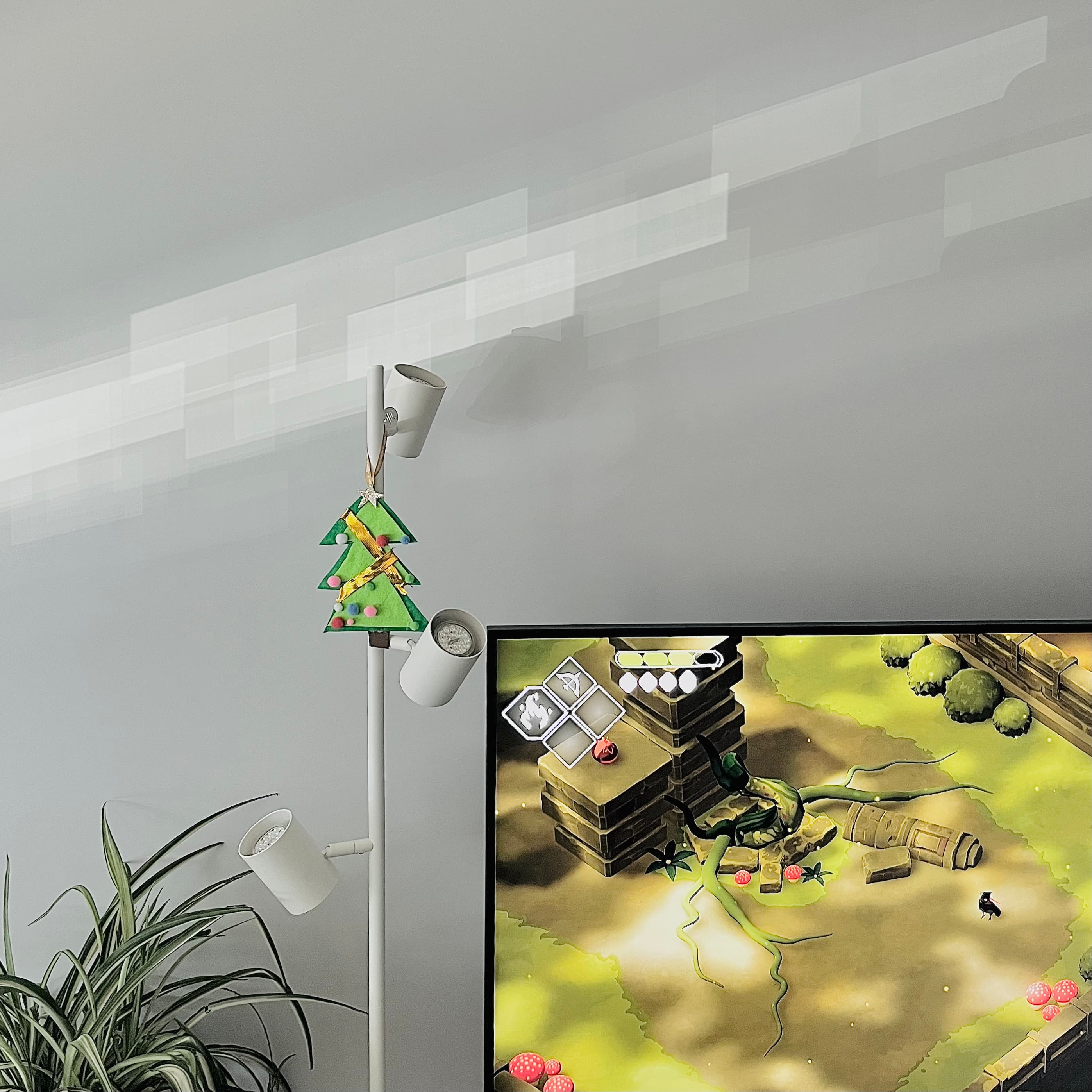 Una imagen de mi salón y el videojuego TUNIC