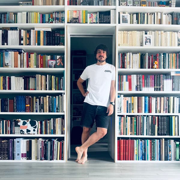 Un autorretrato, rodeado de libros