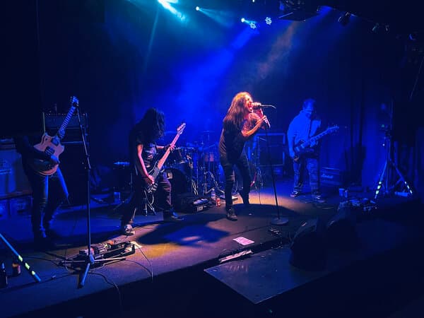 Voltaje Cadáver, en la A.C Octubre