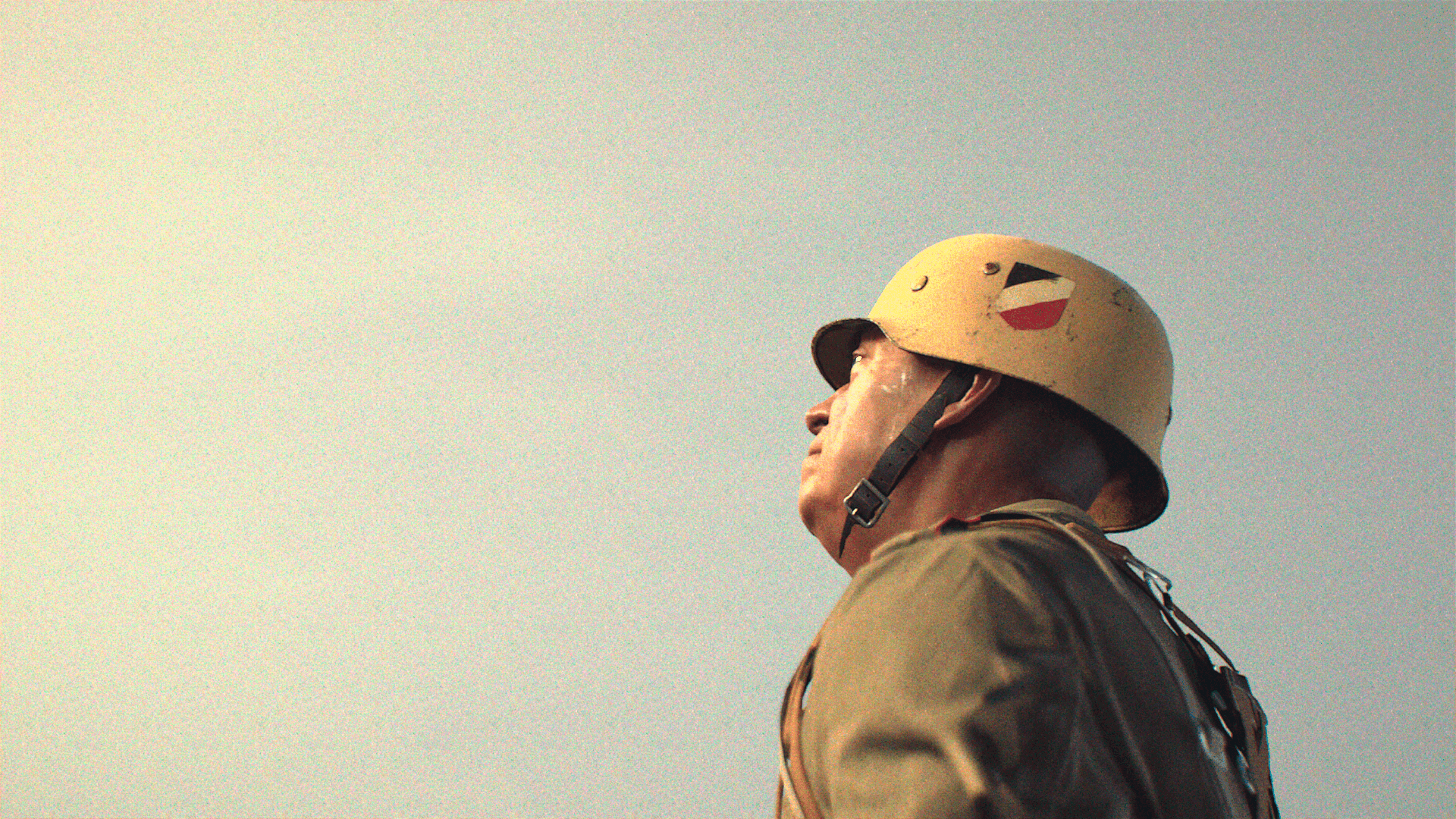 Un soldado mirando al cielo
