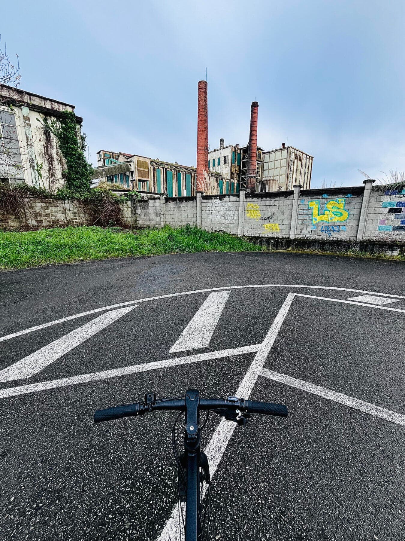 La fábrica SNIACE con mi bici en primer plano La fábrica SNIACE con mi bici en primer plano