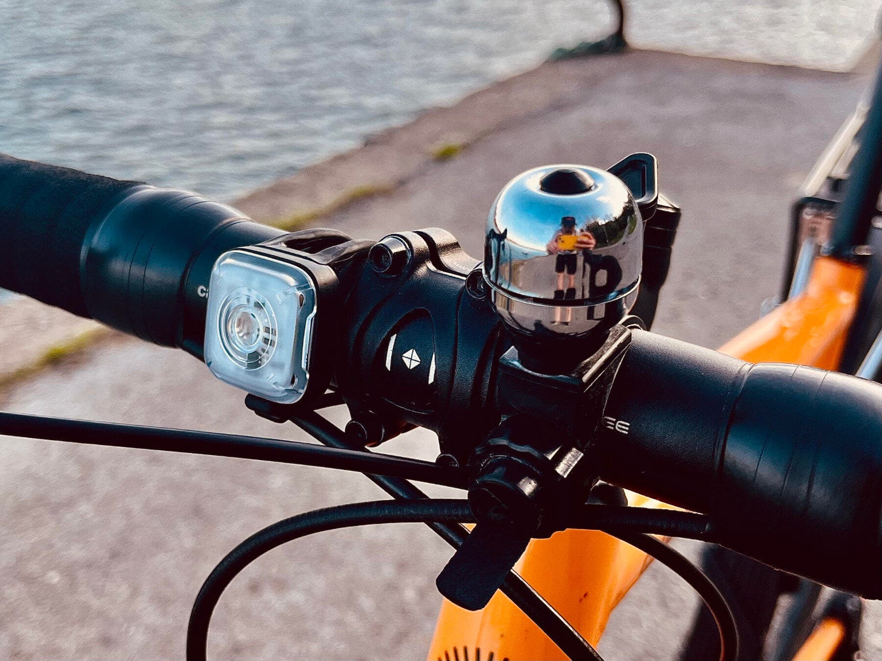 Un timbre y una luz. Aparezco yo en el reflejo :) Un timbre y una luz. Aparezco yo en el reflejo :)